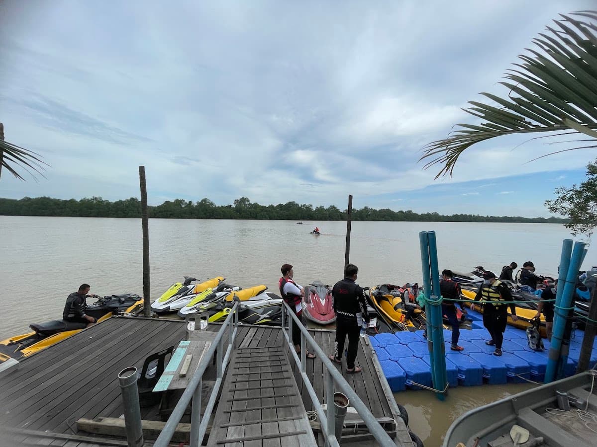 BOATING CAMPING FISHING MUAR (BCF)